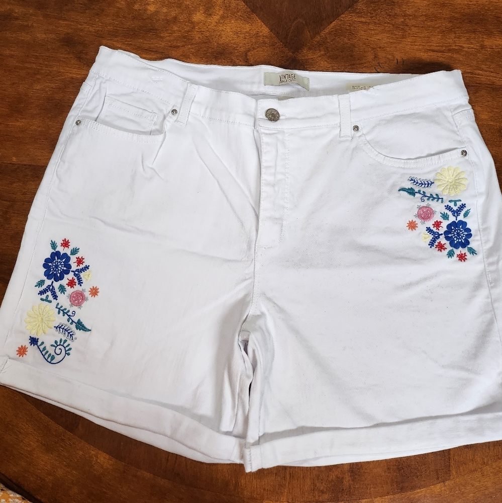 Vintage America white with embroidery cuff shorts
